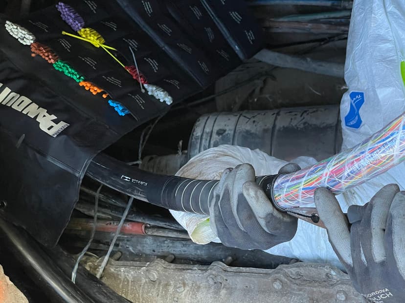 OSP cable splicing in manhole vault