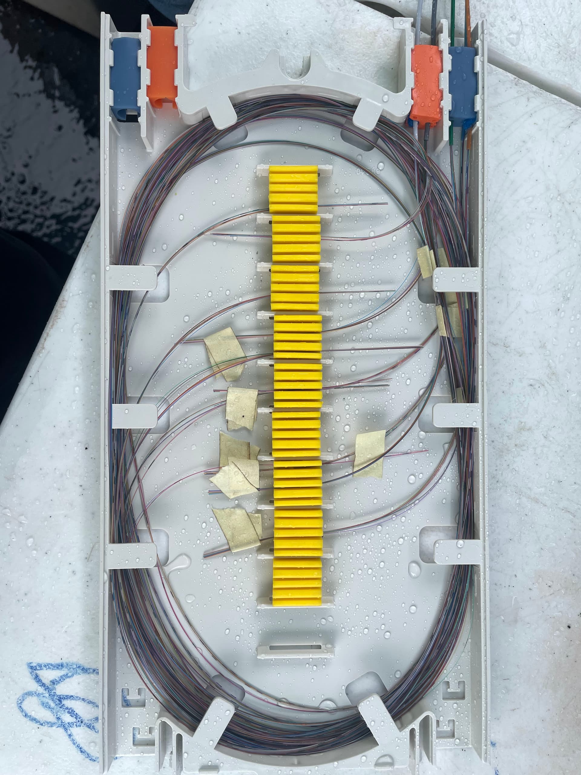 Fiber splice tray with completed fusion splices