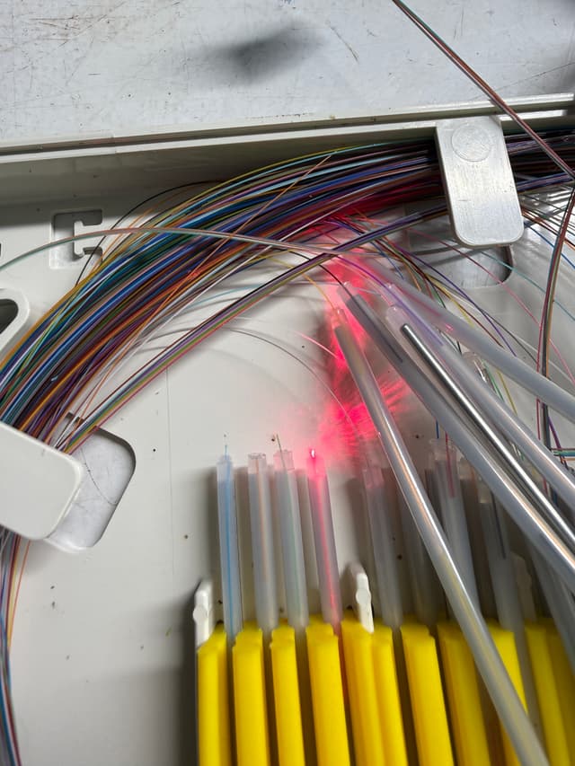 VFL red laser light tracing fiber in splice tray