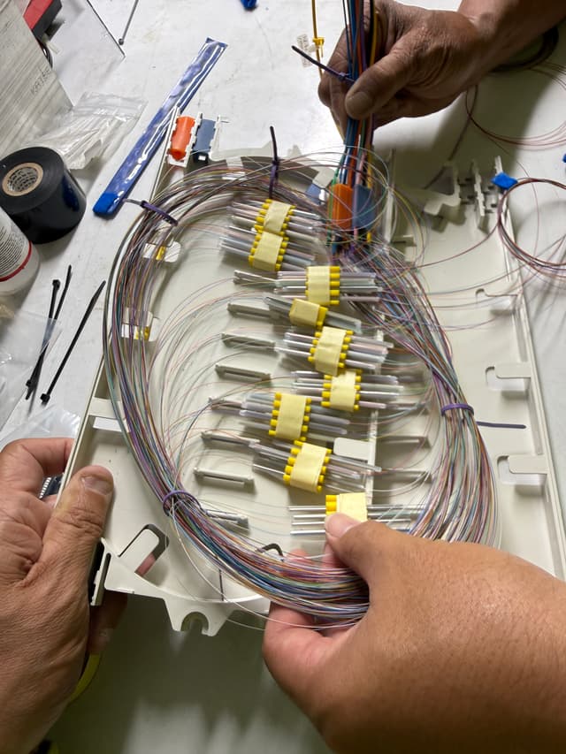 Technicians working fiber splice tray in the field