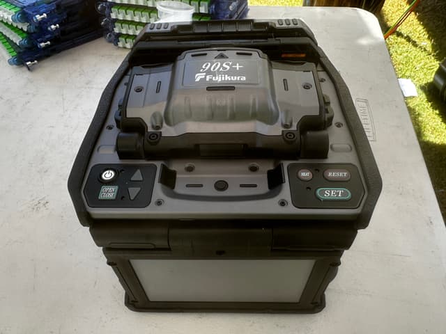 Fujikura 90S+ fusion splicer on job site